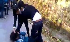 Bàng hoàng nhận thêm 4 clip nữ sinh tra tấn bạn