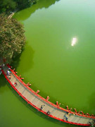 Treo máy ảnh vào chùm bóng bay để chụp Hồ Gươm