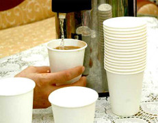 Dùng đồ nóng bằng cốc nhựa là 