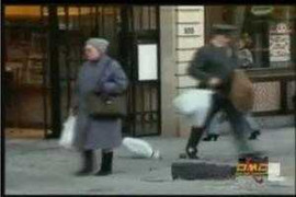 Cảnh sát đánh rơi tiền