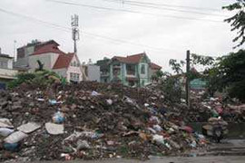 Bãi rác thải hôi thối, nhà quản lý môi trường ở đâu?