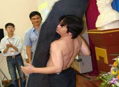 “Người nam châm” hút phiến đá 42kg, phá kỷ lục Việt Nam