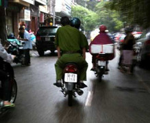 Ảnh, clip 5 người mặc cảnh phục vi phạm giao thông