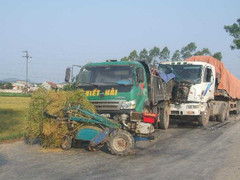 Xe chở lúa chắn đường 3 tài xế thoát nạn trong gang tấc