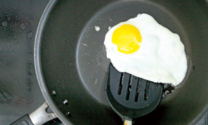 Chảo chống dính phủ đá hoa cương: Chỉ lau thôi đã sạch?