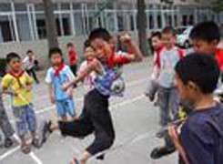 Nam sinh Trung Quốc dễ khóc, thích nhảy dây?