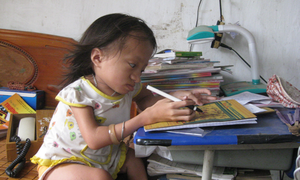 Nỗ lực vượt khó kỳ lạ của cô bé 