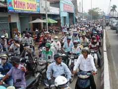 Hàng ngàn xe lớn, nhỏ tê liệt trên cầu Bình Triệu 2