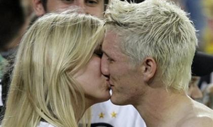 Bastian Schweinsteiger: Những nụ hôn rực rỡ