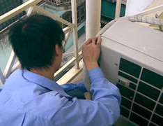 Nắng nóng, thợ sửa điều hòa tranh thủ