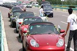 Chi hẳn 13 triệu USD tiền thách cưới, 44 siêu xe áp tải