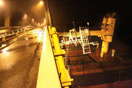 Bão giật đứt neo, 3 tàu nghìn tấn đâm vào cầu Bính