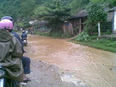 Giao thông mùa mưa: Đâu khổ riêng Hà Nội!