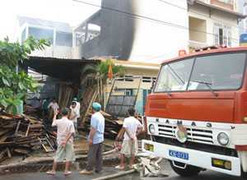 Cháy xưởng gỗ, hàng trăm bộ bàn ghế HS thành tro