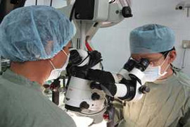 Trèo mái nhà, cụ ông trượt ngã bị sắt đâm thủng ngực