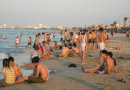 Trộm đồ của phụ nữ nằm đọc sách trên bãi biển Nha Trang