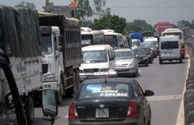 Giao thông QL 1A tê liệt do sự cố lật tàu