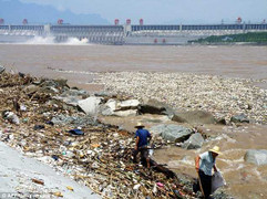 Ảnh: Rác tấn công đập Tam Hiệp của Trung Quốc