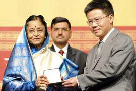 Ngô Bảo Châu nhận giải Fields qua ống kính PV quốc tế