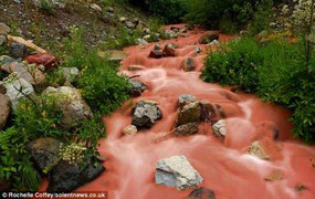 Kỳ lạ thác nước chuyển màu trắng sang đỏ