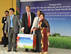 Tặng 544 bộ thư viện lưu động cho học sinh Đà Nẵng