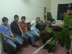 Côn đồ mang kiếm quậy phá quán bar giữa đêm