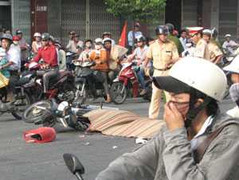 Xe bơm bê tông kéo lê một phụ nữ trên phố