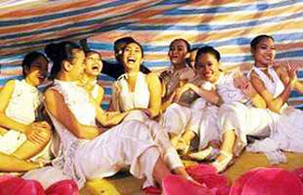 Đêm hội Thăng Long: Trời mưa quá mà nụ cười không ướt!