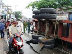 Sụt lún gây sụp hố trên phố, container lật nhào