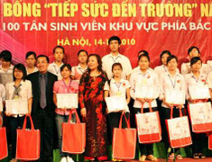 100 học bổng “Tiếp sức đến trường” cho học sinh nghèo
