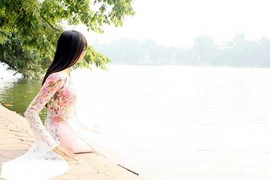Người đẹp áo dài háo hức Hà Nội và Lưu Dấu Nghìn Năm