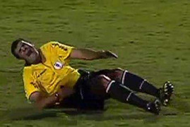 Bị chuột rút, trọng tài đau đớn nằm sân