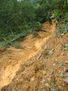 Nứt núi Nầm đe dọa hàng trăm người dân