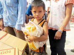 Đất miền Trung gánh bão giông, gánh cả ân tình tuổi trẻ