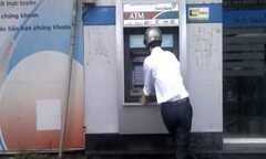 Rùng mình cảnh vừa rút ATM vừa... run