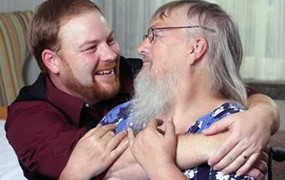 Bà mẹ “lưỡng tính” có bộ râu dài nhất thế giới