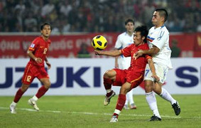 Rũ bùn đứng dậy nào, các chàng trai áo đỏ!