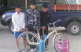 Video: 3 học sinh phá cây ATM như trong phim