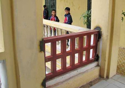 Hà Nội: Hai học sinh rơi từ tầng ba xuống đất