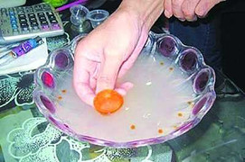 Cận cảnh quy trình làm trứng giả của Trung Quốc