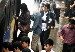 Móc túi tại bến xe buýt: Khi chúng ta không biết xấu hổ