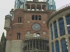 Dành 50 năm xây dựng nhà thờ từ... phế liệu