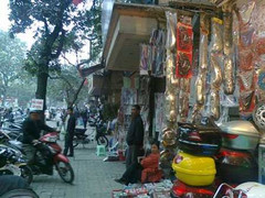 Mua phụ kiện xe máy phố Huế: Bức bối, ngậm ngùi?