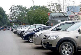 Chi tiền tỷ, thượng đế vẫn phải “nịnh” để mua chỗ đỗ xe