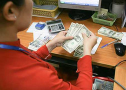 Lãi suất tăng, người dân đổ xô đi mua USD