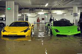 Nhìn hàng loạt siêu xe ngập nước mà… xót