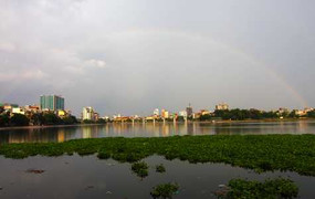 Ngắm cầu vồng trên bầu trời Hà Nội