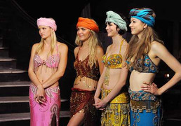 Mặc váy làm từ lá khô để...bảo vệ môi trường