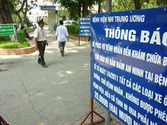 Dân bức xúc vì phí gửi xe ‘lạ’ ở BV Nhi Trung ương