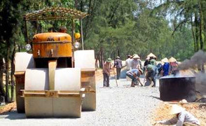 Rất nhiều người dân tình nguyện hiến đất làm đường